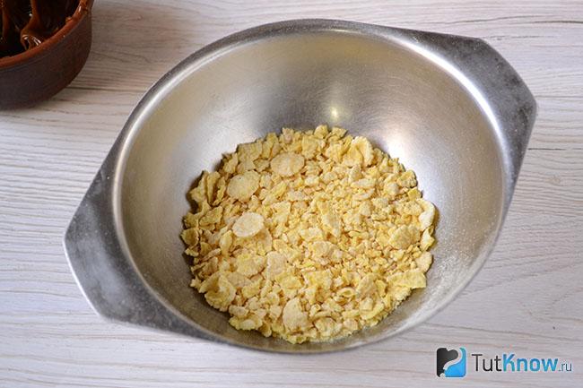 Миска с кукурузными хлопьями