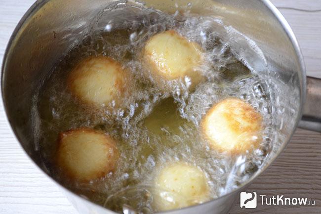 Пончики жарятся в кипящем масле