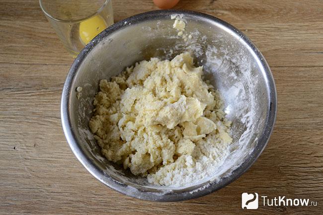 Сливочное масло, мука и разрыхлитель в одной миске