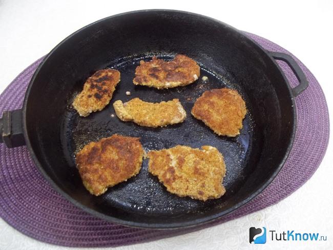 Мясо жарится в сковороде