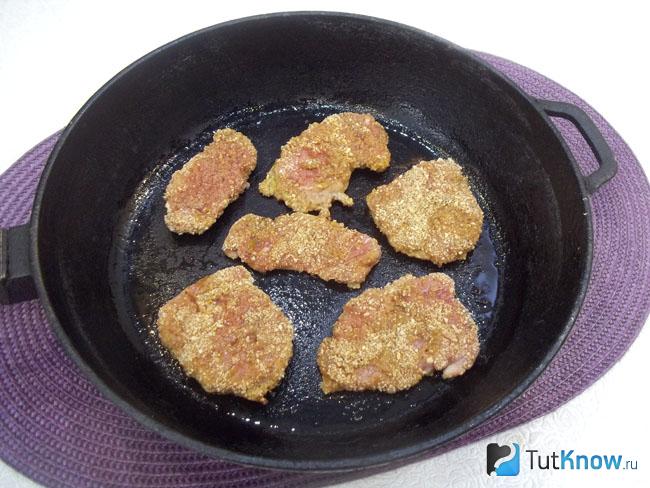 Мясо жарится в сковороде