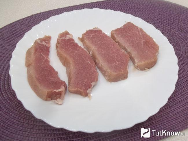 Мясо нарезано кусочками