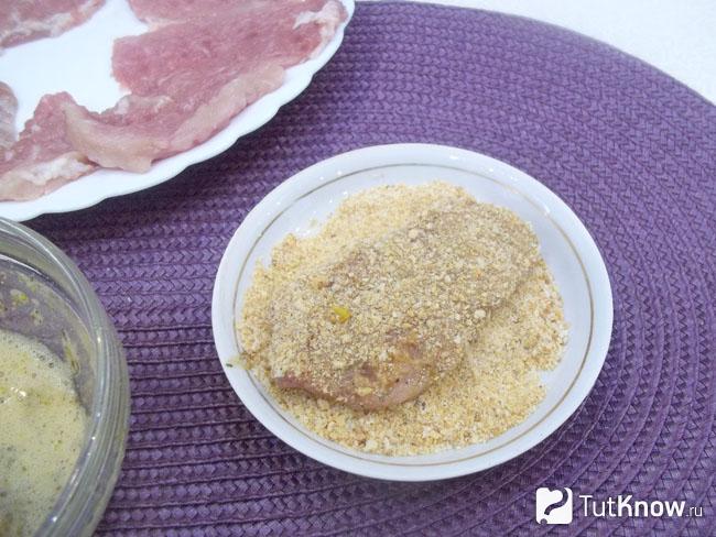 Мясо панировано в сухарях