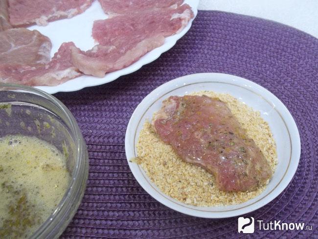 Мясо панировано в сухарях