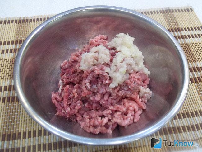 Мясо и лук перекручены