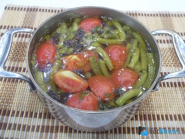 Готовый куриный суп со спаржей и помидорами
