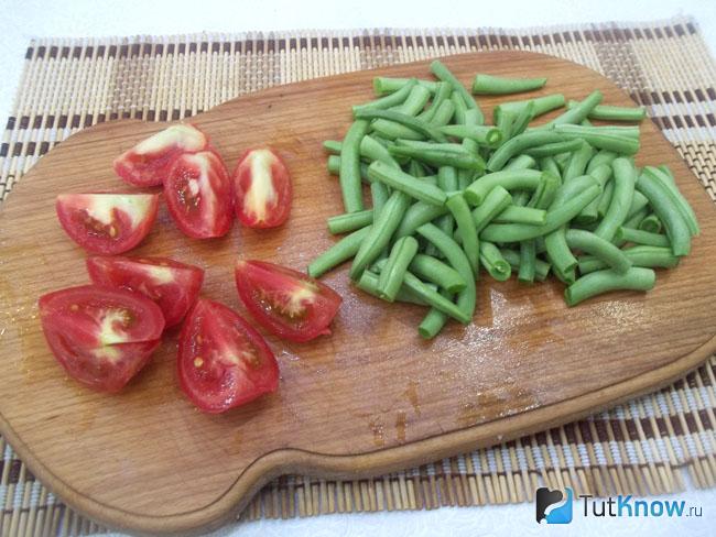 Спаржа и помидоры нарезаны кусочками