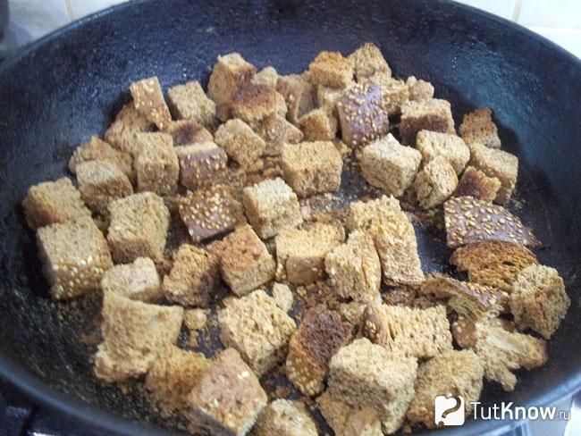 Готовые сухарики имбирные на сковороде