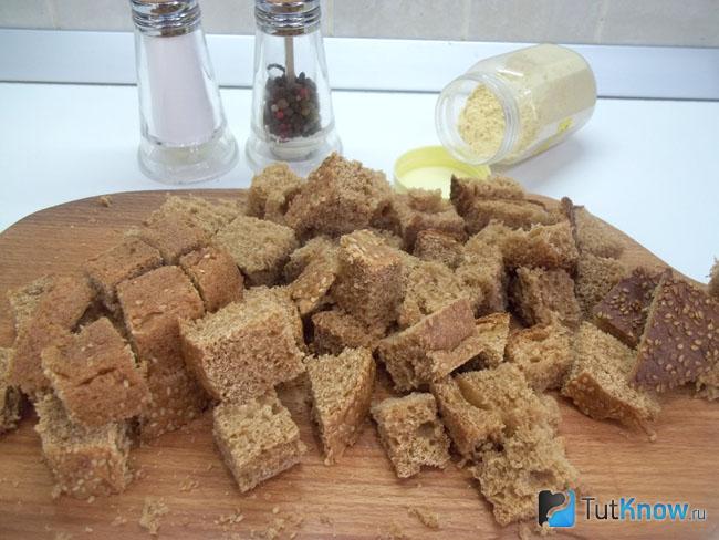 Хлеб нарезан кусочками