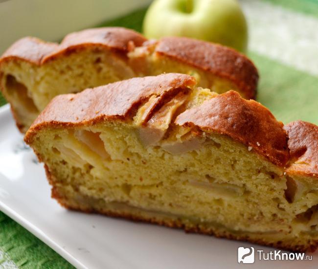 Яблочная шарлотка с сыром Морбье