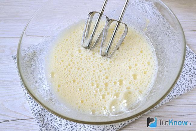 Взбитая смесь из яиц, кефира и растительного масла