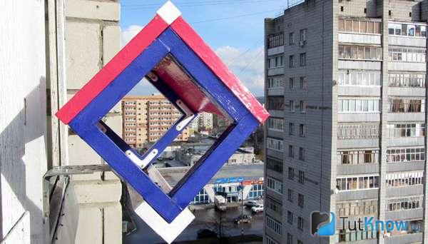 Кормушка подвешена на стене многоэтажки