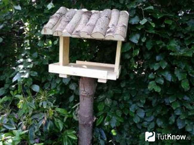 Кормушка для птиц с крышей из брёвен