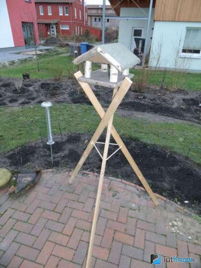 Кормушка на деревянной треноге