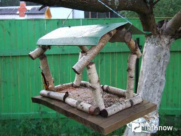 Каркас кормушки сделан из брёвнышек