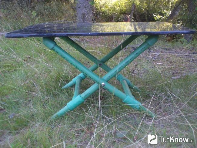 Столик из труб ПВХ и пластиковой столешницы