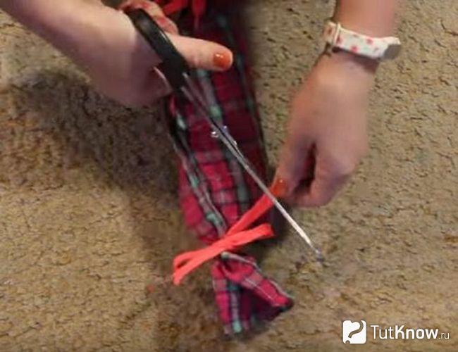 Отрезание кусочка ткани при создании игрушки