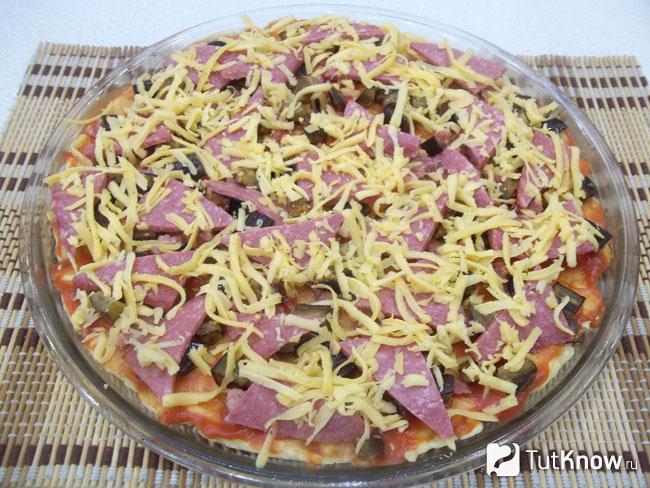 Начинка присыпана сырной стружкой
