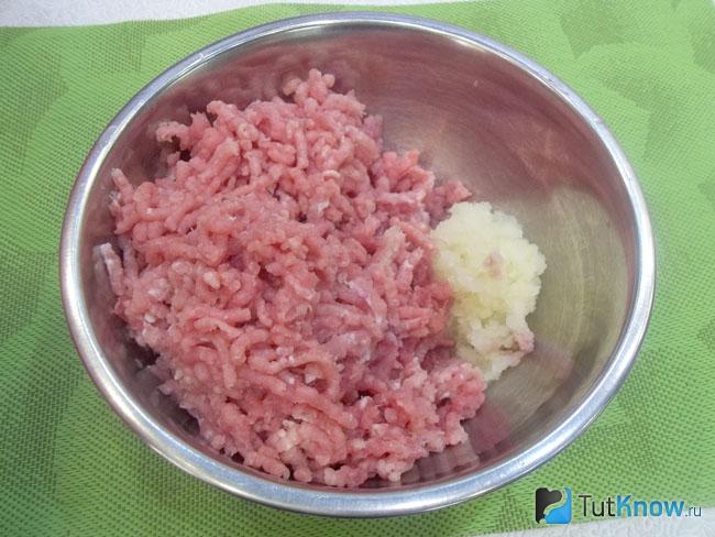 Мясо и репчатый лук перекручены