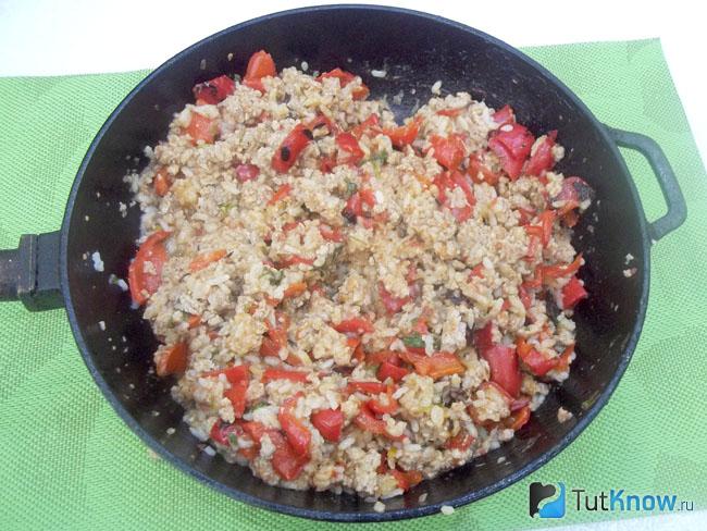 Готовое мясное рагу с рисом и сладким красным перцем