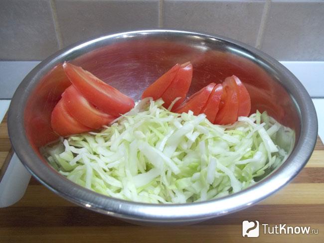 Помидоры нарезаны дольками