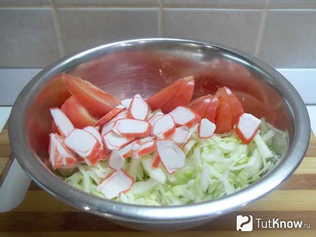 Крабовые палочки нарезаны кольцами