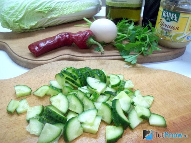 Огурцы нарезаны полукольцами