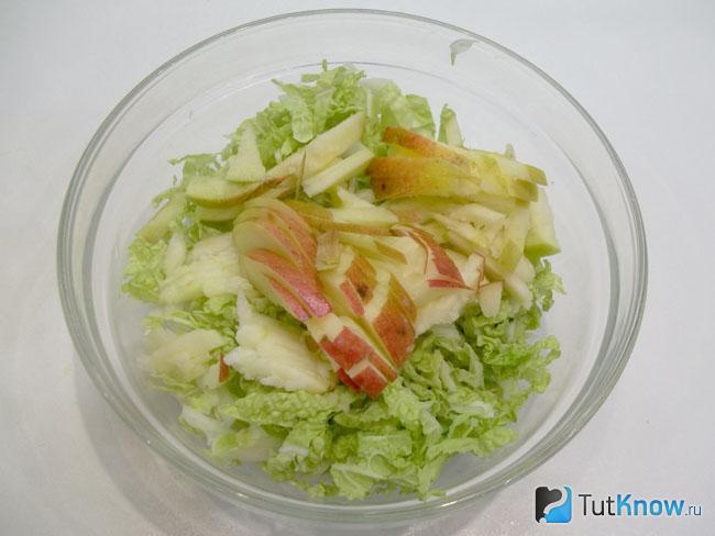 Яблоки нарезана соломкой