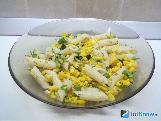 Готовый теплый салат с макаронами, кукурузой и зеленью