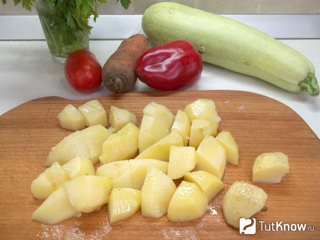 Картофель очищен и нарезан дольками