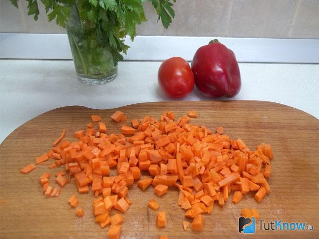 Морковь очищена и нарезана кубиками