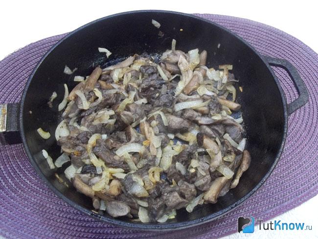 Грибы с луком обжарены
