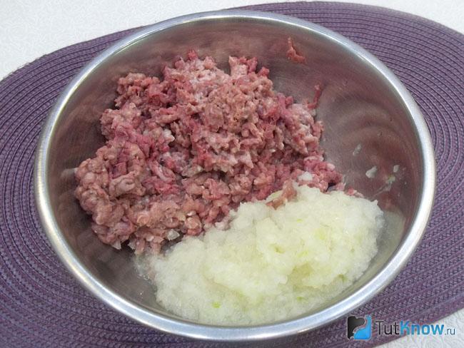 Мясо и лук перекручены на мясорубке