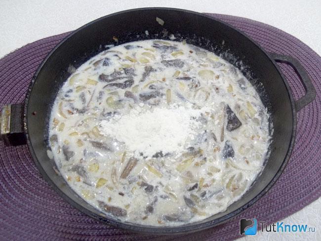К грибам с молоком добавлена мука