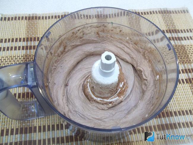 Творог с маслом, сахаром и какао взбиты