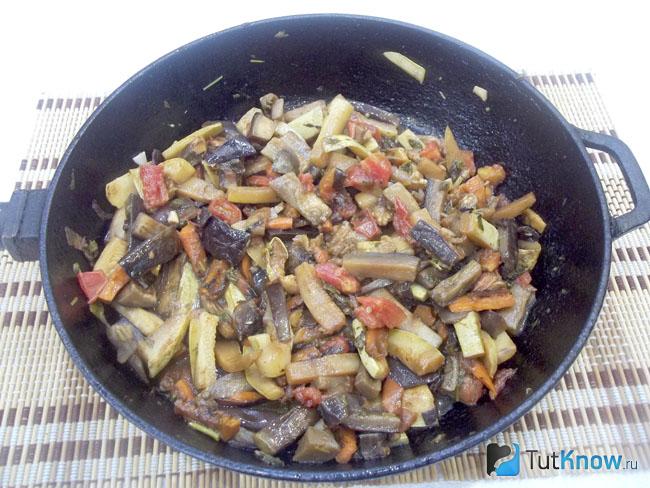 Готовые тушеные баклажаны с овощами по-грузински