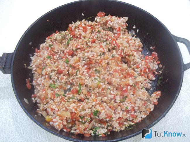 продукты перемешаны и тушатся