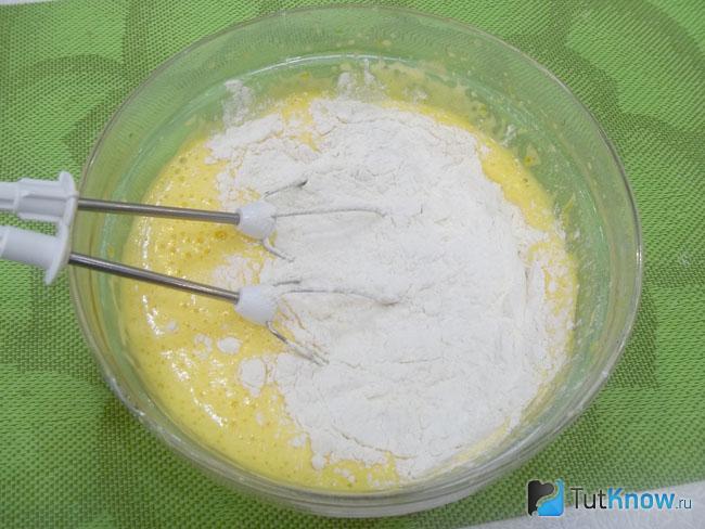 К желткам с сахаром добавлена мука
