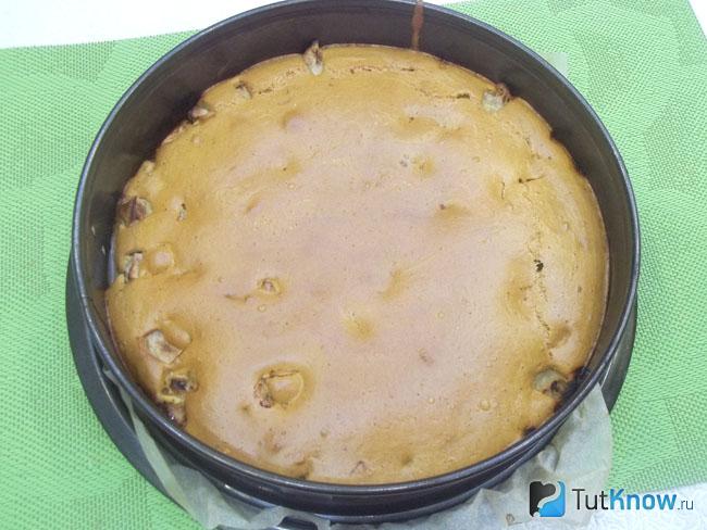Готовая бисквитная шарлотка с яблоками