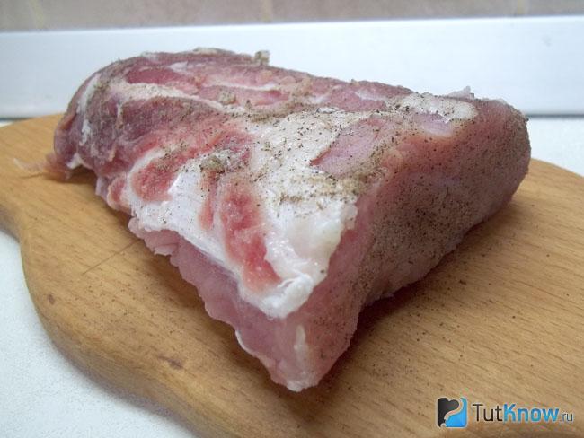 Мясо обмазано перцем
