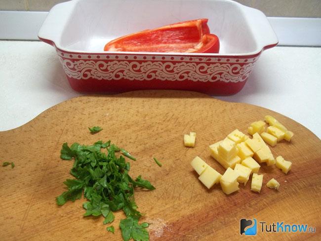Сыр нарезан кубиками, зелень измельчена