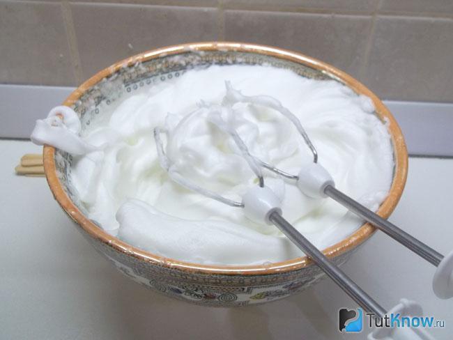 Белки взбиты миксером до устойчивых пиков