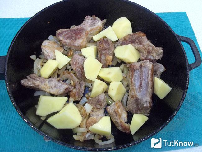 В сковороду добавлен картофель нарезанный кусочками