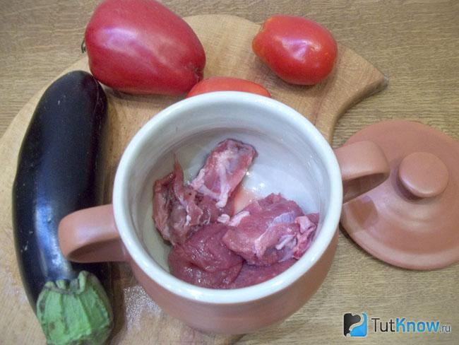 Баранина нарезана кусочками и сложена в горшочек