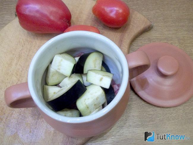 Баклажаны нарезаны кубиками и сложены в горшочек