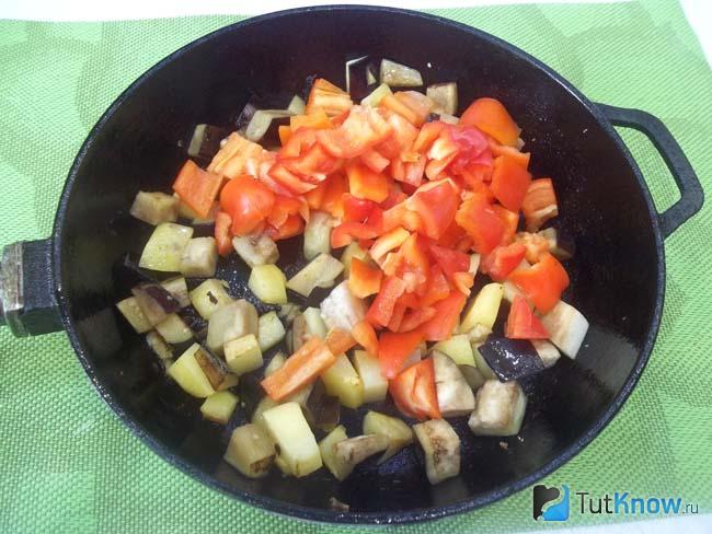 В сковороде жарятся нарезанный картофель и перец