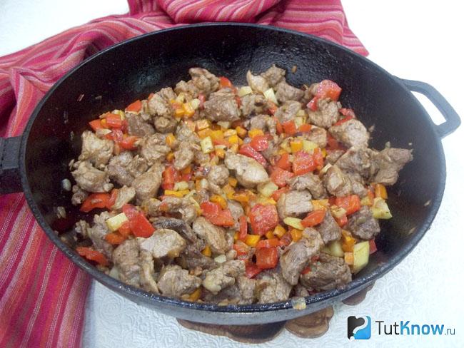 Мясо с овощами обжарено
