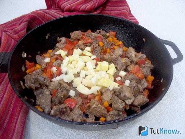 К продуктам добавлен нарезанный картофель