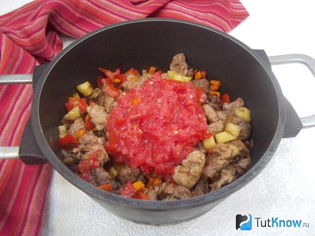 К мясу с овощами добавлены перекрученные помидоры