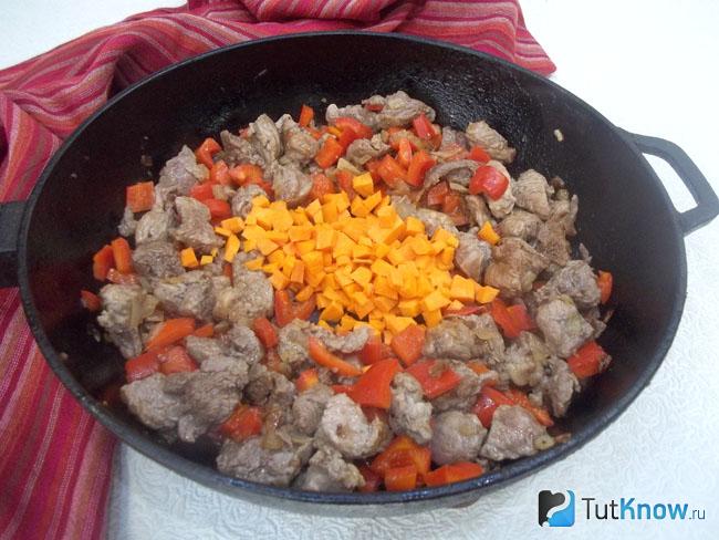 К продуктам добавлена нарезанная морковь